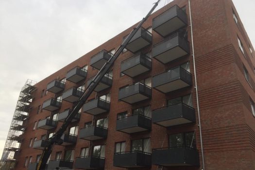 Montage Alubalkone ohne Stützen an Mehrfamilienhaus