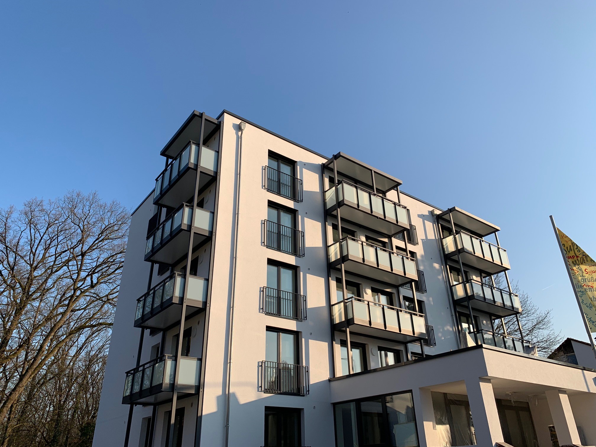 Aluminiumbalkone_Balkonbau über Eck_Wohn- und Seminargebäude