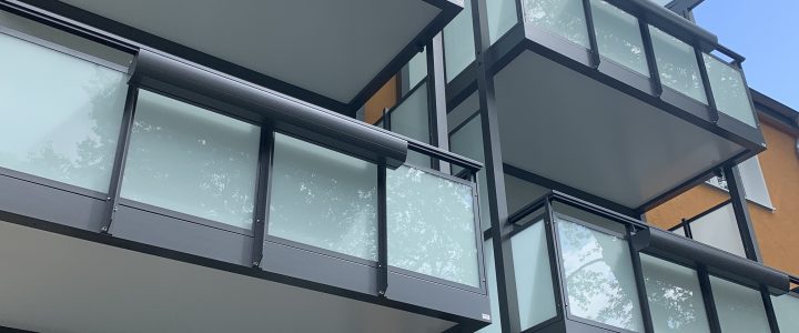 Aluminiumbalkone mit Glaswand und Balkonkasten im Wohnungsbau