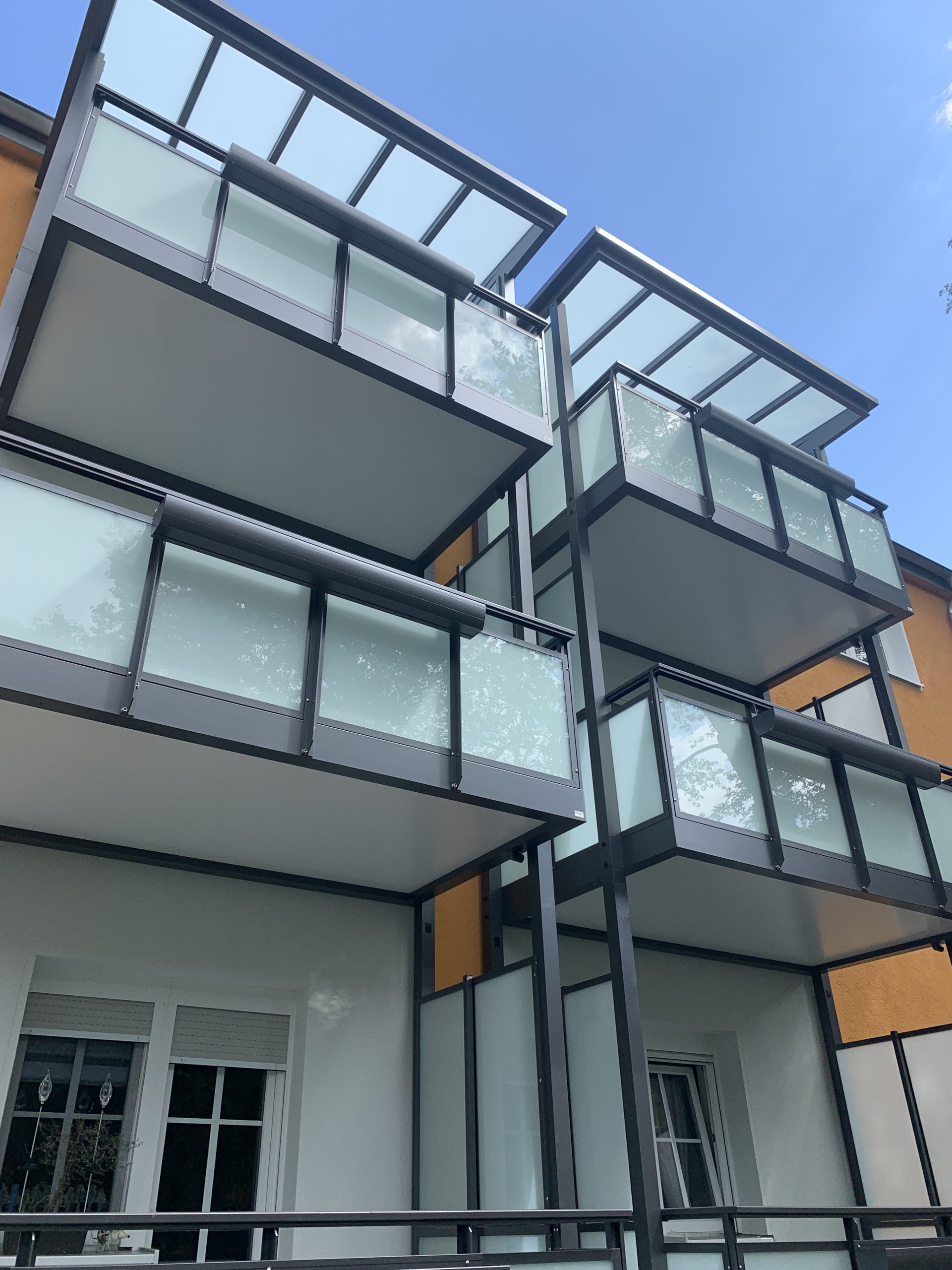 Aluminiumbalkone mit Glaswand und Balkonkasten im Wohnungsbau